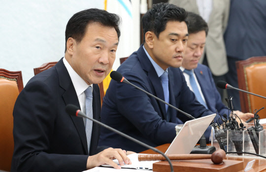 손학규 바른미래당 대표(왼쪽)가 26일 국회에서 열린 최고위원회의에서 발언하고 있다. 연합뉴스